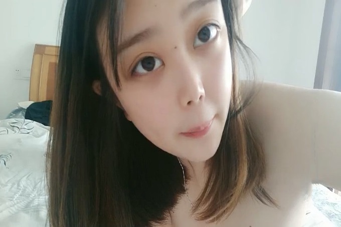 【桃子味的小仙女】早起跟男友打炮，粉嫩美胸，69男友掰开粉红色的鲍鱼，呻吟销魂被男友插爽